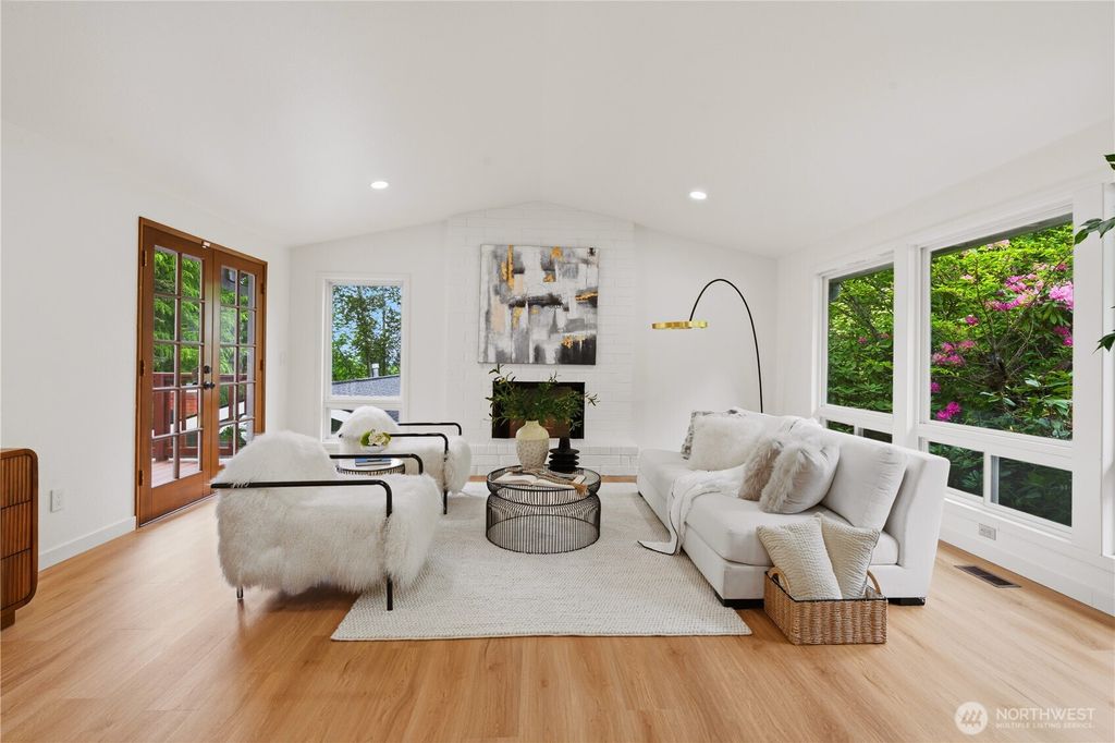 Photo of 5617 134th Ave AVE SE, Bellevue, WA 98006 (MLS # 2518777)