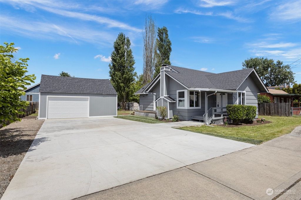 Photo of 407 Warde Street, Algona, WA 98001 (MLS # 2293232)