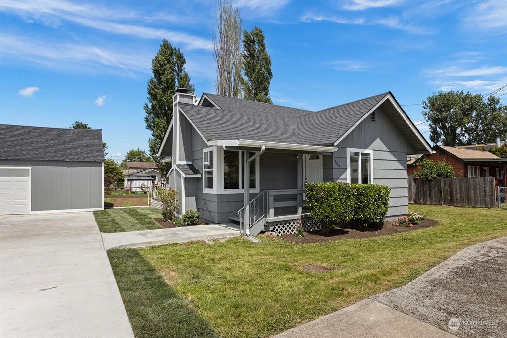 Photo of 407 Warde Street, Algona, WA 98001 (MLS # 2293232)
