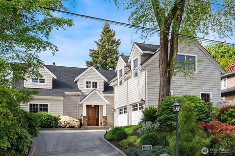 Photo of 10910 NE 18th Place, Bellevue, WA 98004 (MLS # 2521825)