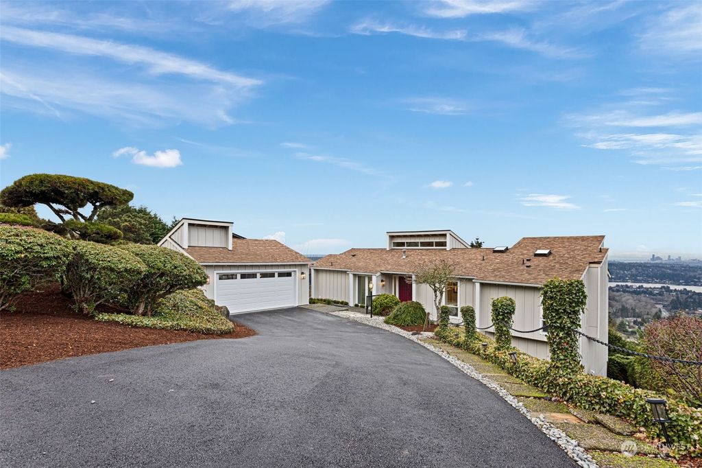 Photo of 4621 Somerset Place SE, Bellevue, WA 98006 (MLS # 2028529)