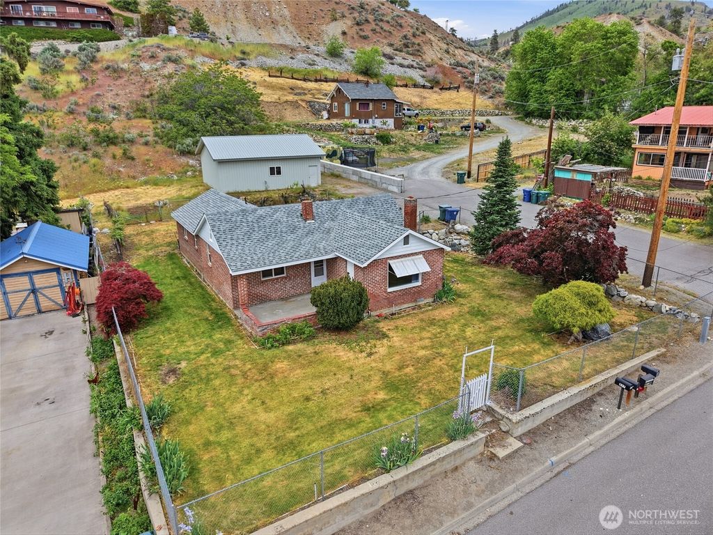 Photo of 233 E Gibson AVE, Chelan, WA 98816 (MLS # 2517994)