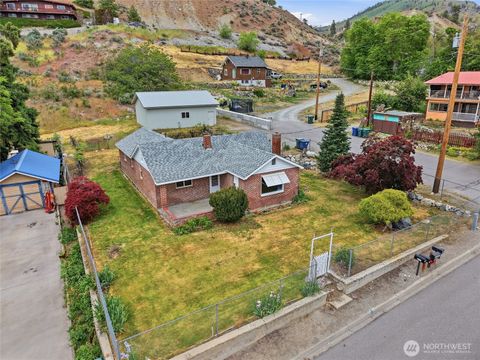Photo of 233 E Gibson AVE, Chelan, WA 98816 (MLS # 2517994)