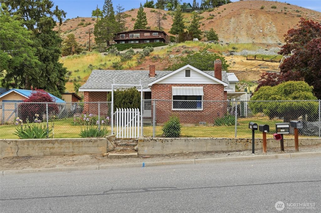 Photo of 233 E Gibson AVE, Chelan, WA 98816 (MLS # 2517994)