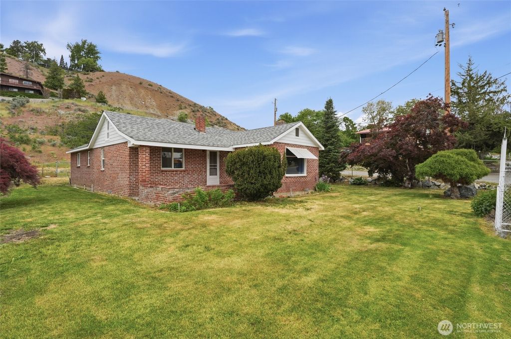 Photo of 233 E Gibson AVE, Chelan, WA 98816 (MLS # 2517994)