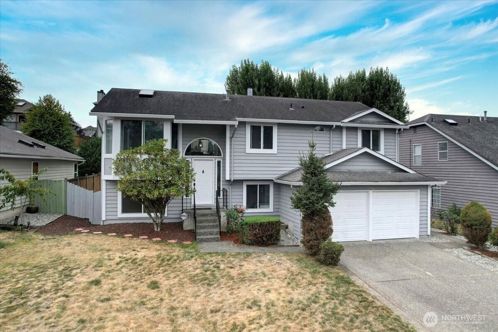 Photo of 32837 17th Avenue SW, Federal Way, WA 98023 (MLS # 2427631)