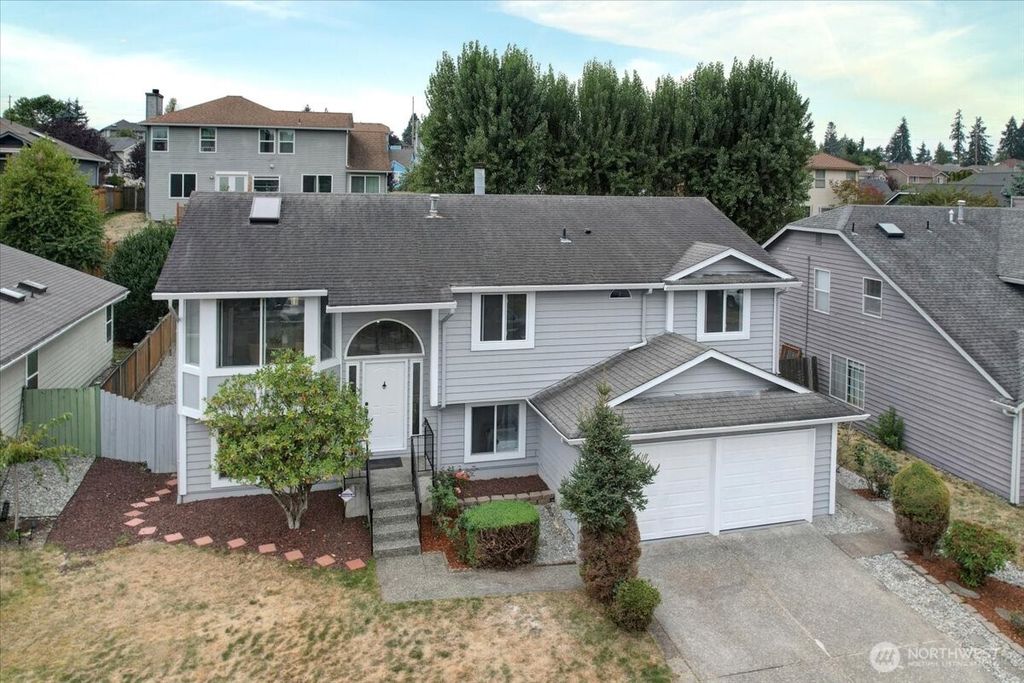 Photo of 32837 17th Avenue SW, Federal Way, WA 98023 (MLS # 2427631)
