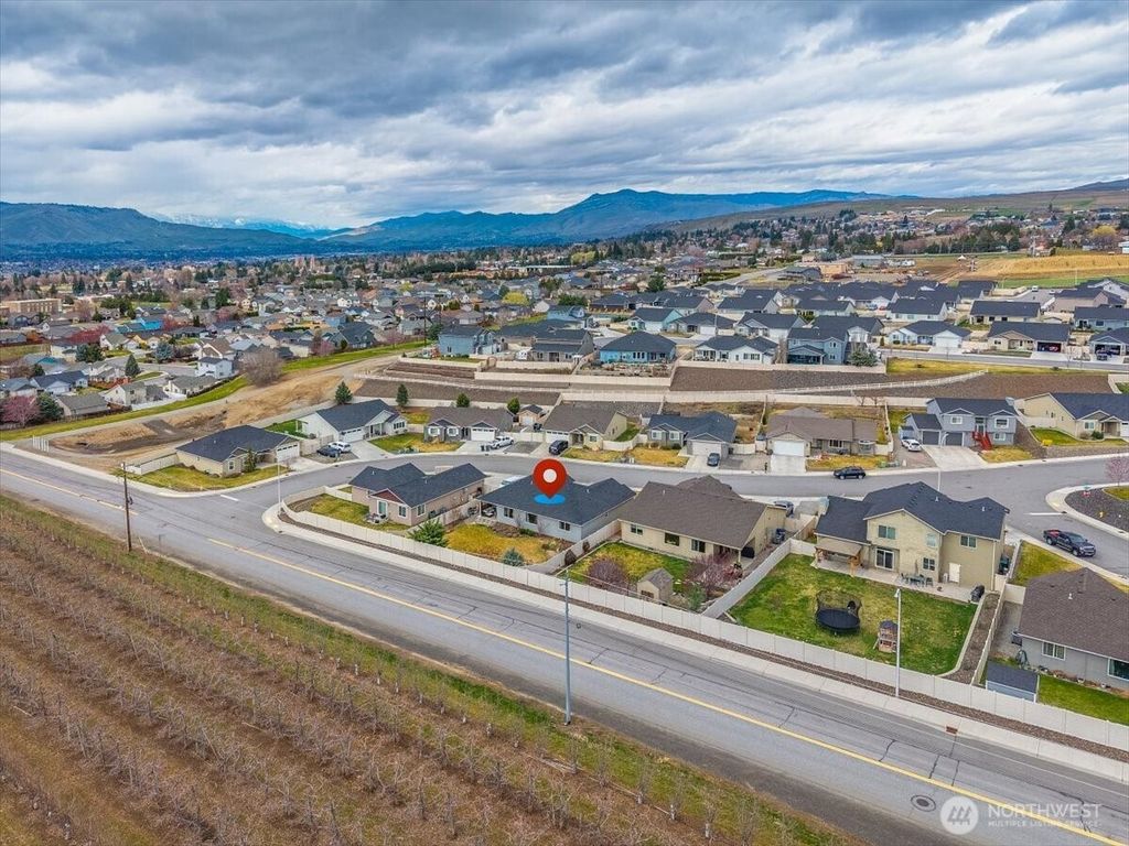 Photo of 2164 Maryhill St. St SE, East Wenatchee, WA 98802 (MLS # 2494880)