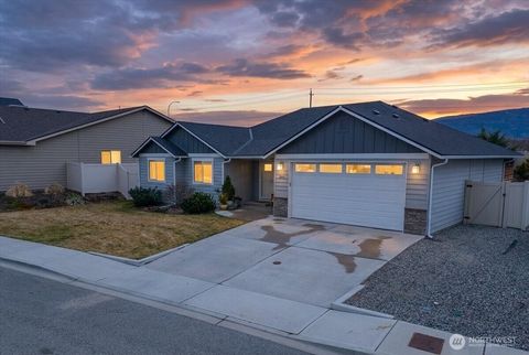Photo of 2164 Maryhill St. St SE, East Wenatchee, WA 98802 (MLS # 2494880)