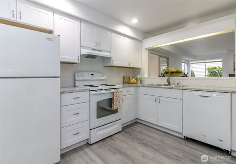 Photo of 307 S 328th Lane Ln, Federal Way, WA 98003 (MLS # 2495814)