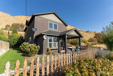 Photo of 134 Ives Street, Pateros, WA 98846 (MLS # 2427356)