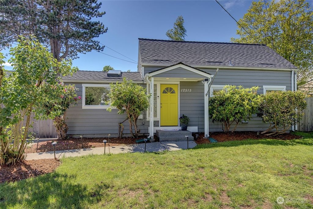 Photo of 12515 Phinney Avenue N, Seattle, WA 98133 (MLS # 2247353)