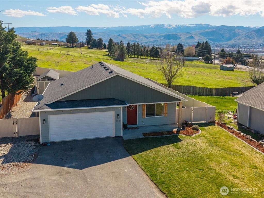 Photo of 3949 NE Vista Del Rey Drive, East Wenatchee, WA 98802 (MLS # 2500333)