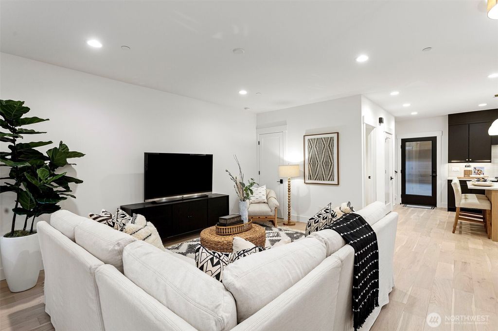 Photo of 11218 115th Place NE, Kirkland, WA 98033 (MLS # 2470666)