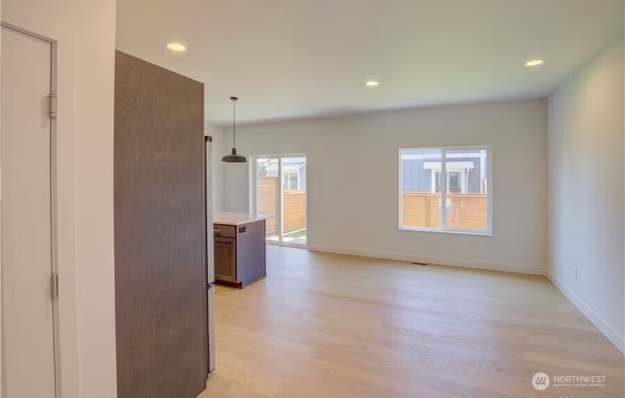 909 Washington Avenue S