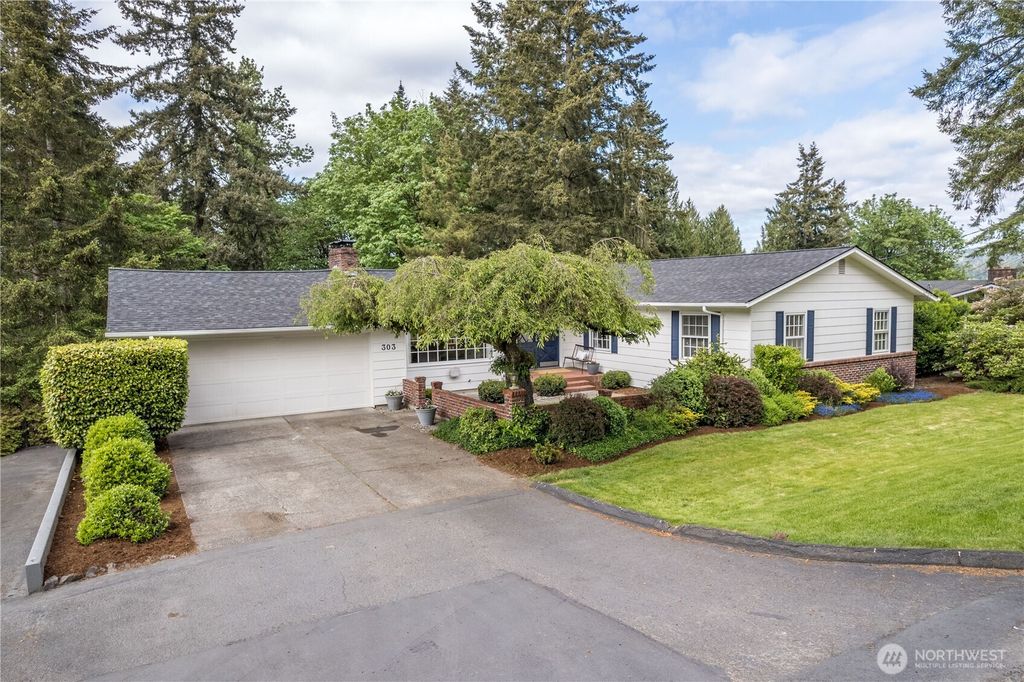 Photo of 303 E Cedar Lane, Longview, WA 98632 (MLS # 2518032)