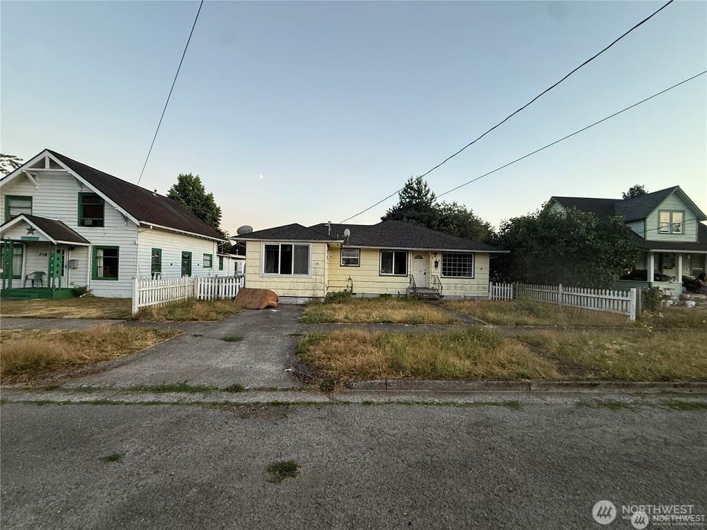Photo of 720 W Chestnut Street, Centralia, WA 98531 (MLS # 2571194)