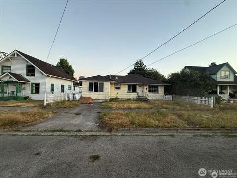 Photo of 720 W Chestnut Street, Centralia, WA 98531 (MLS # 2571194)