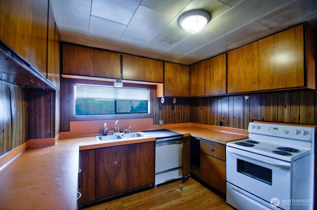 Photo of 208 W Roanoke St, Centralia, WA 98531 (MLS # 2442397)
