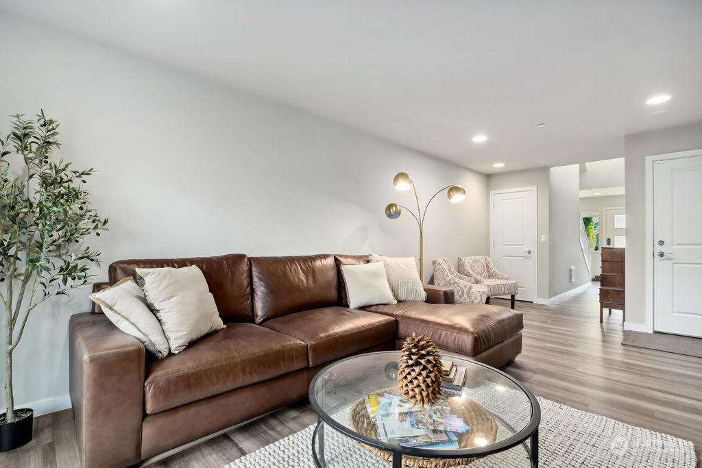 Photo of 13420 Manor Way #C3, Lynnwood, WA 98087 (MLS # 2327989)