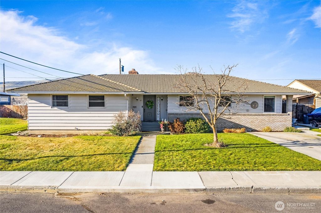 Photo of 43 Crest Drive, Ephrata, WA 98823 (MLS # 2483770)