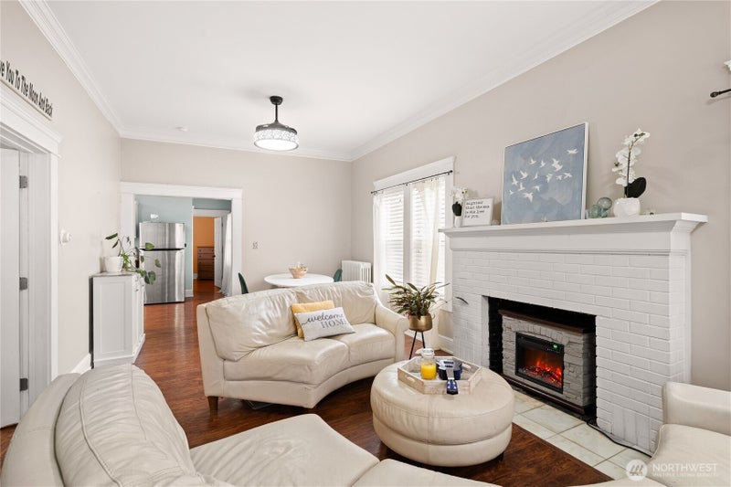 305 W 6th Street