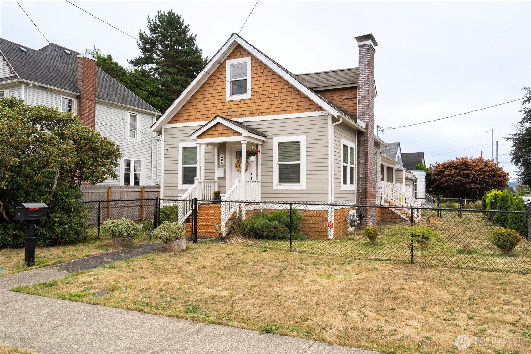 305 W 6th Street