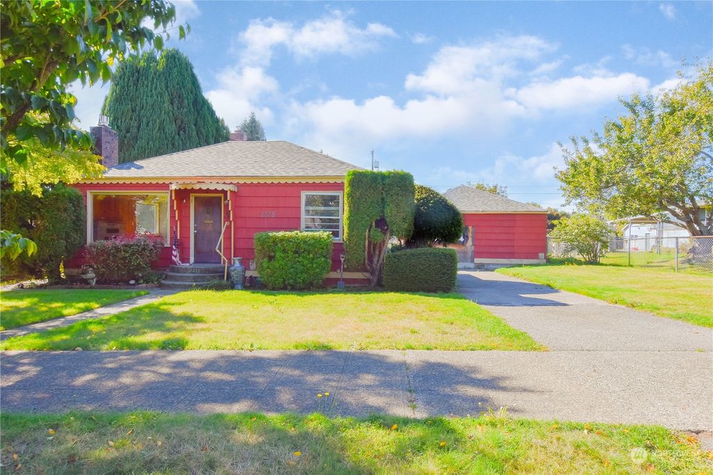 Photo of 2318 Highland Avenue, Everett, WA 98201 (MLS # 2291986)