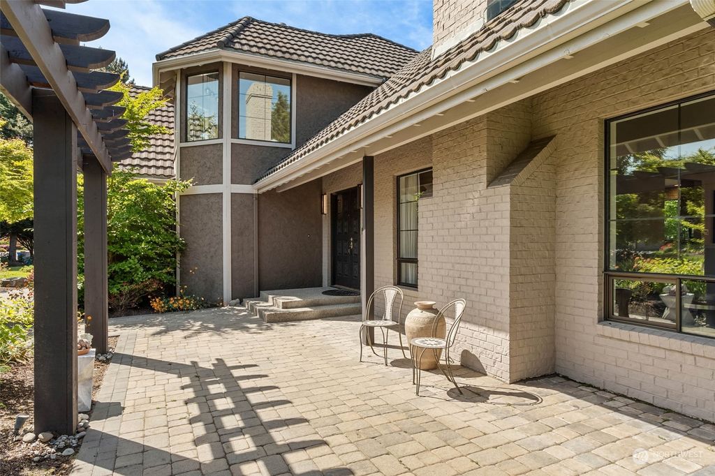 Photo of 4 Tulalip Key Ky, Bellevue, WA 98006 (MLS # 2242574)