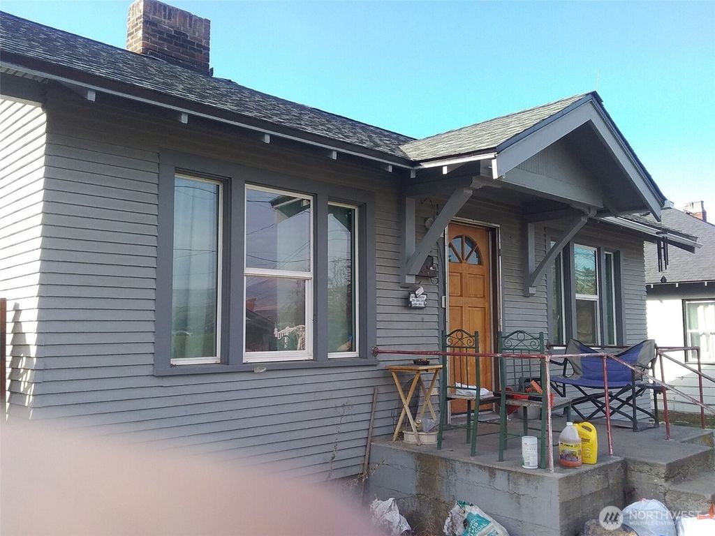 Photo of 912 Okanogan Avenue, Wenatchee, WA 98801 (MLS # 2480050)