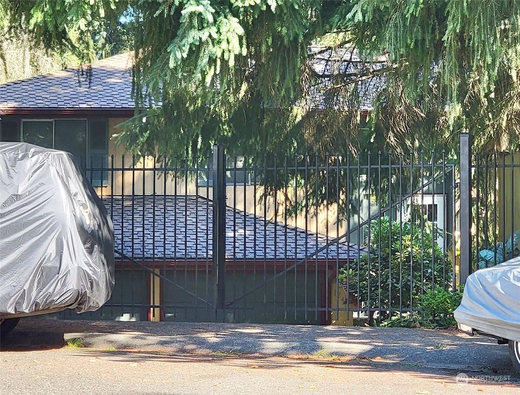 Photo of 124 S 316th Place, Federal Way, WA 98003 (MLS # 2151229)
