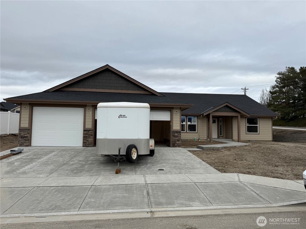 Photo of 811 N Newport Loop Loop, East Wenatchee, WA 98802 (MLS # 2460679)