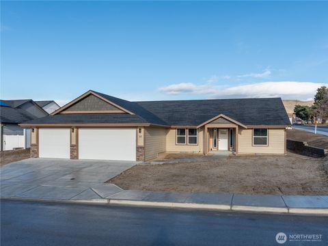 Photo of 811 N Newport Loop Loop, East Wenatchee, WA 98802 (MLS # 2460679)