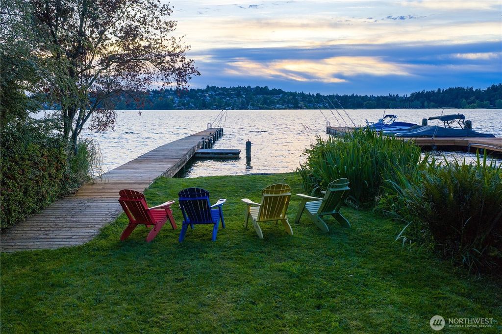 Photo of 7236 Holly Hill Drive, Mercer Island, WA 98040 (MLS # 2408084)