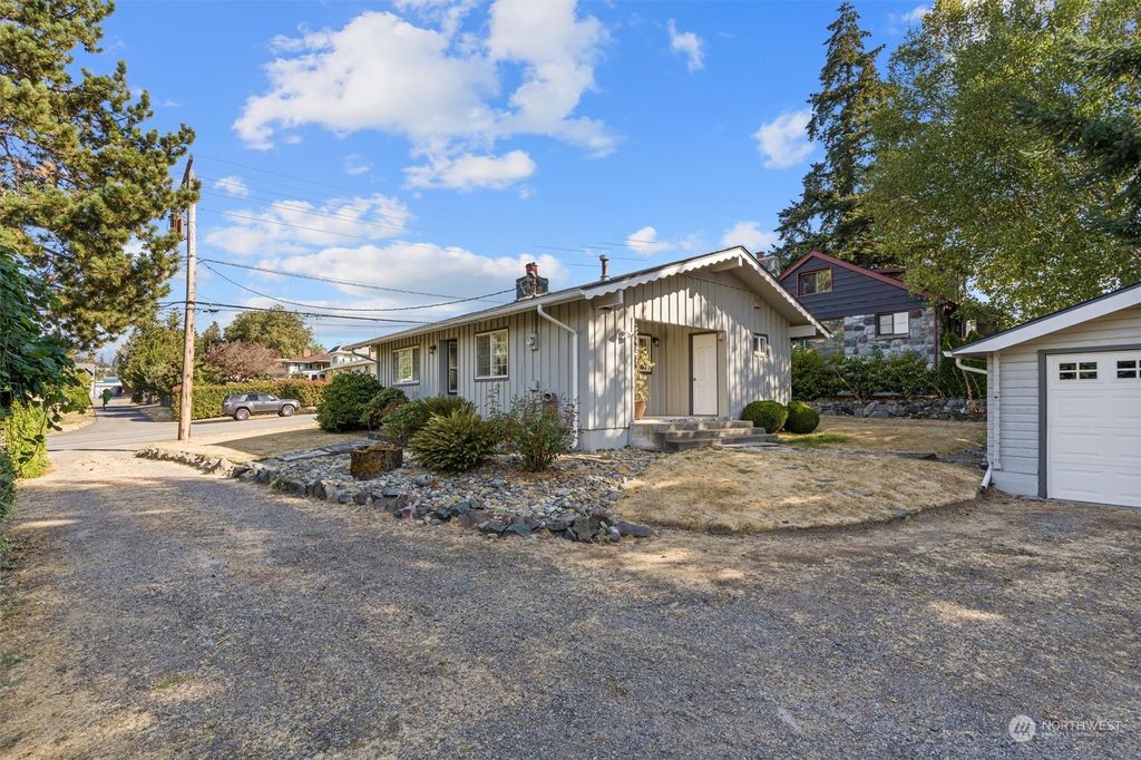 Photo of 817 S 222nd Street, Des Moines, WA 98198 (MLS # 1998357)