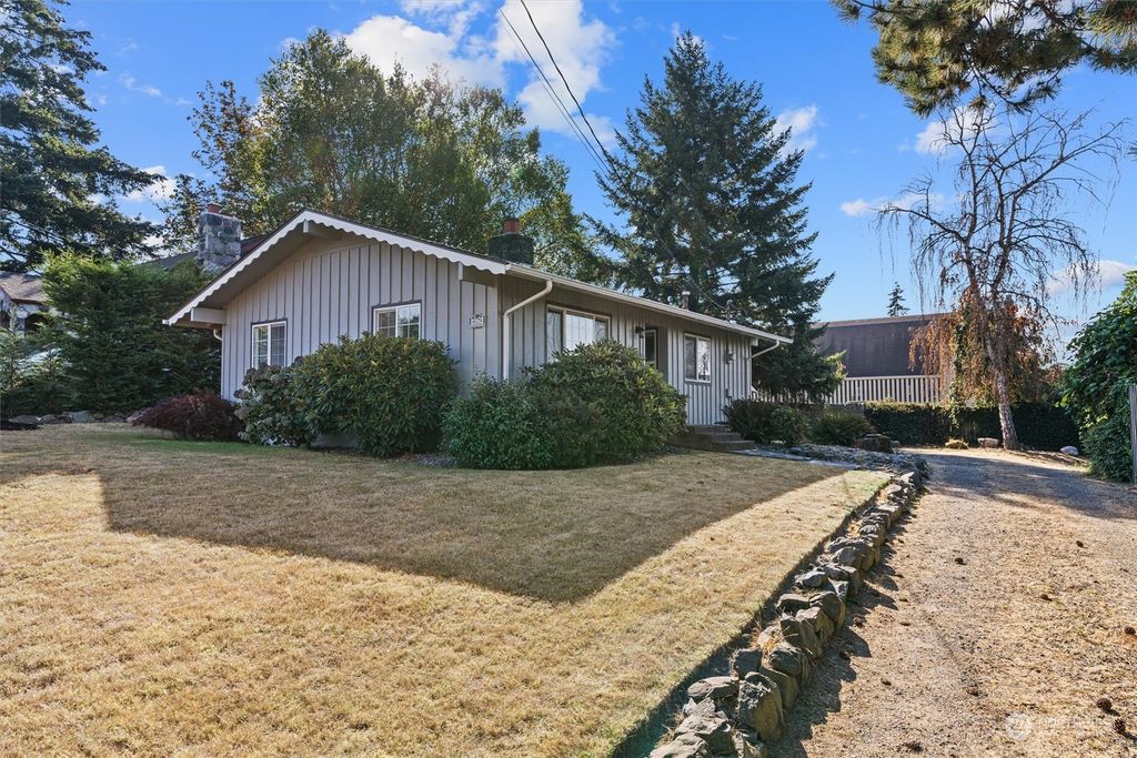 Photo of 817 S 222nd Street, Des Moines, WA 98198 (MLS # 1998357)
