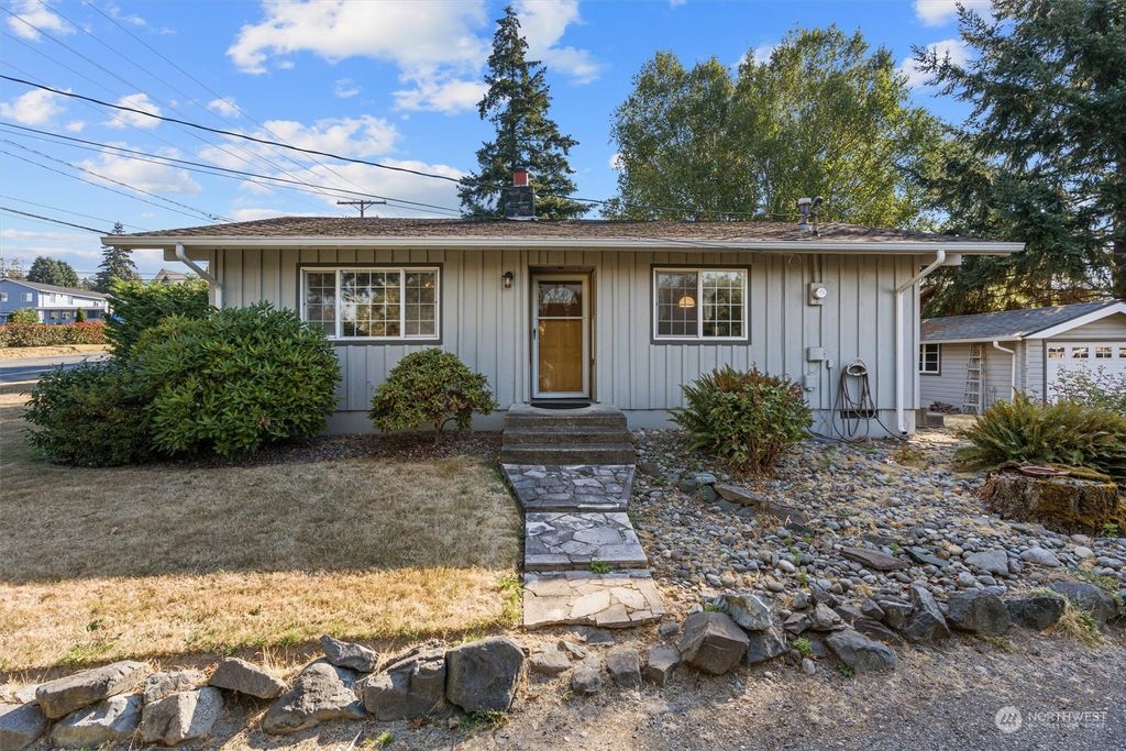 Photo of 817 S 222nd Street, Des Moines, WA 98198 (MLS # 1998357)