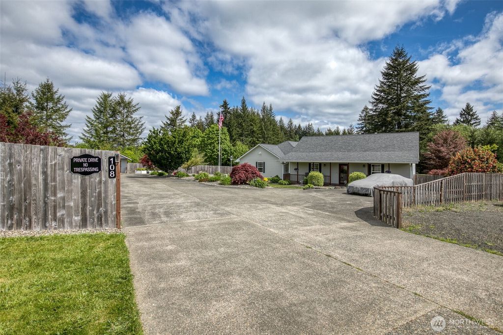 Photo of 108 Garden Place, Elma, WA 98541 (MLS # 2521147)