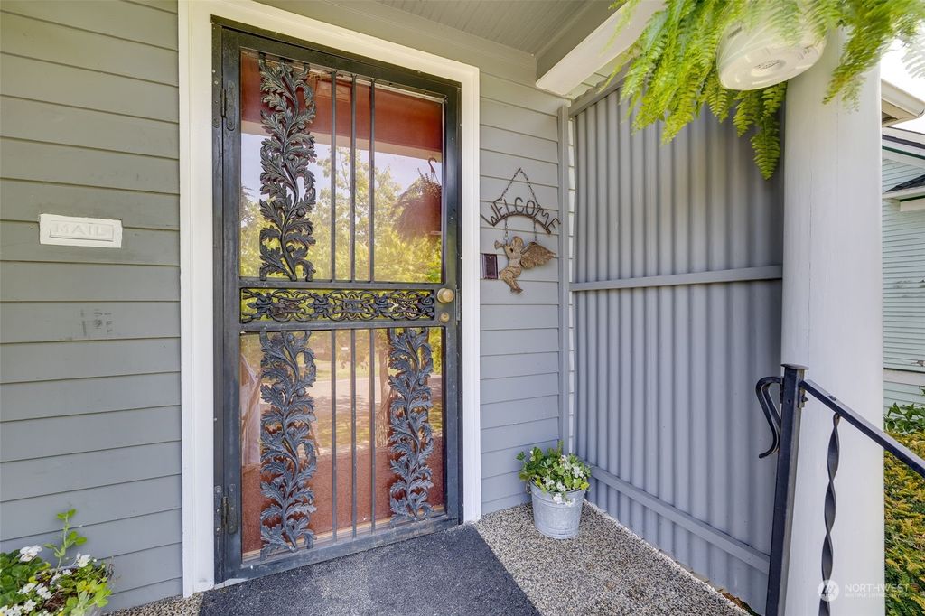 Photo of 1601 Virginia Avenue, Everett, WA 98201 (MLS # 2238254)