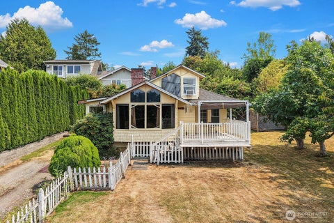 Photo of 2728 60th Avenue SE, Mercer Island, WA 98040 (MLS # 2562510)