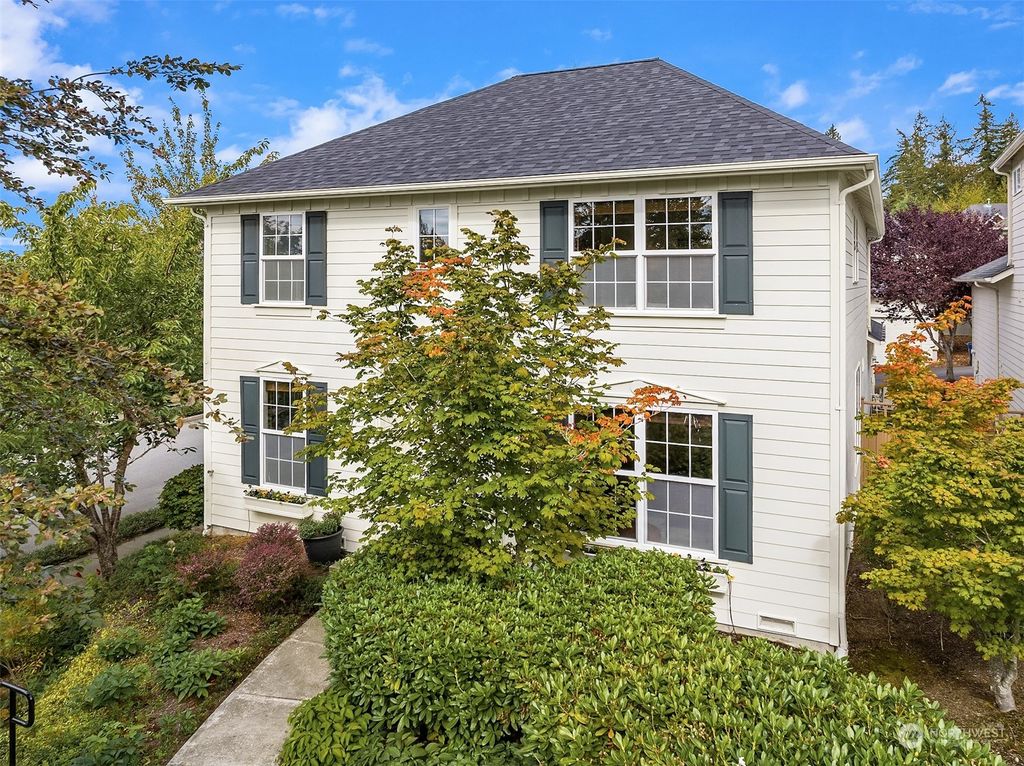 Photo of 2071 NE Kenilworth Lane, Issaquah, WA 98029 (MLS # 2001303)