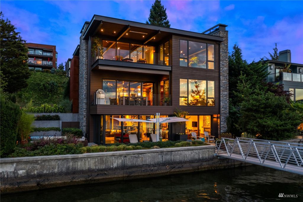 Photo of 405 Lake Street S, Kirkland, WA 98033 (MLS # 1992138)