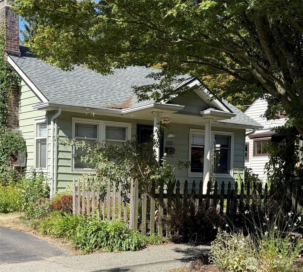 Photo of 6233 28 Avenue NE, Seattle, WA 98115 (MLS # 2434906)