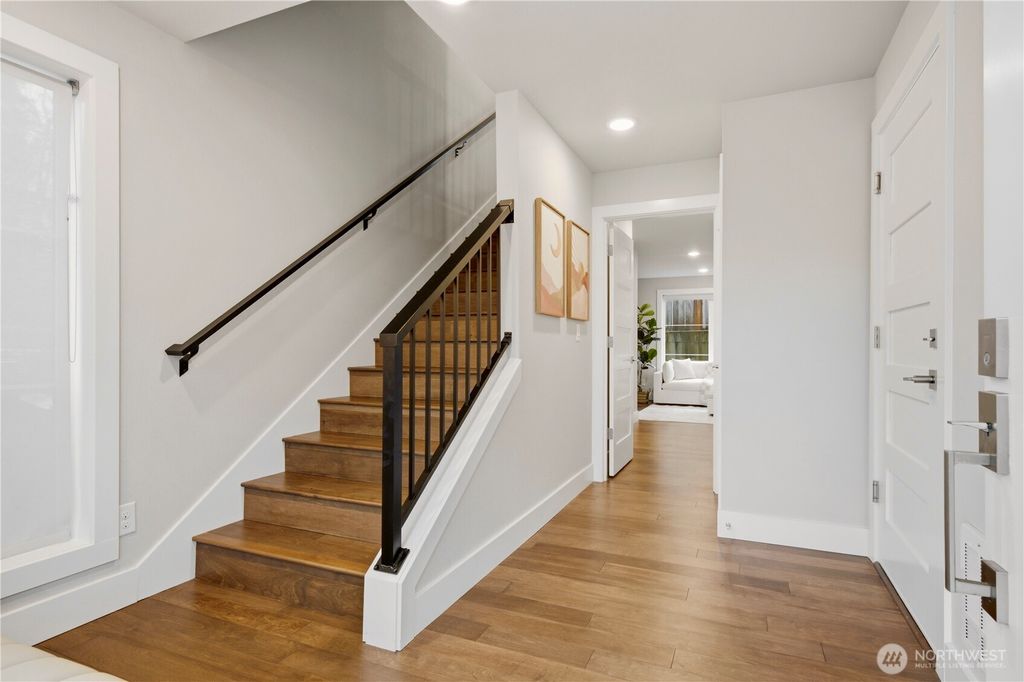 Photo of 12129 NE 109th Way, Kirkland, WA 98033 (MLS # 2496635)