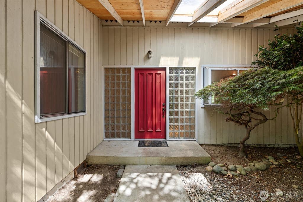 Photo of 16442 NE 105th Place, Redmond, WA 98052 (MLS # 2562597)