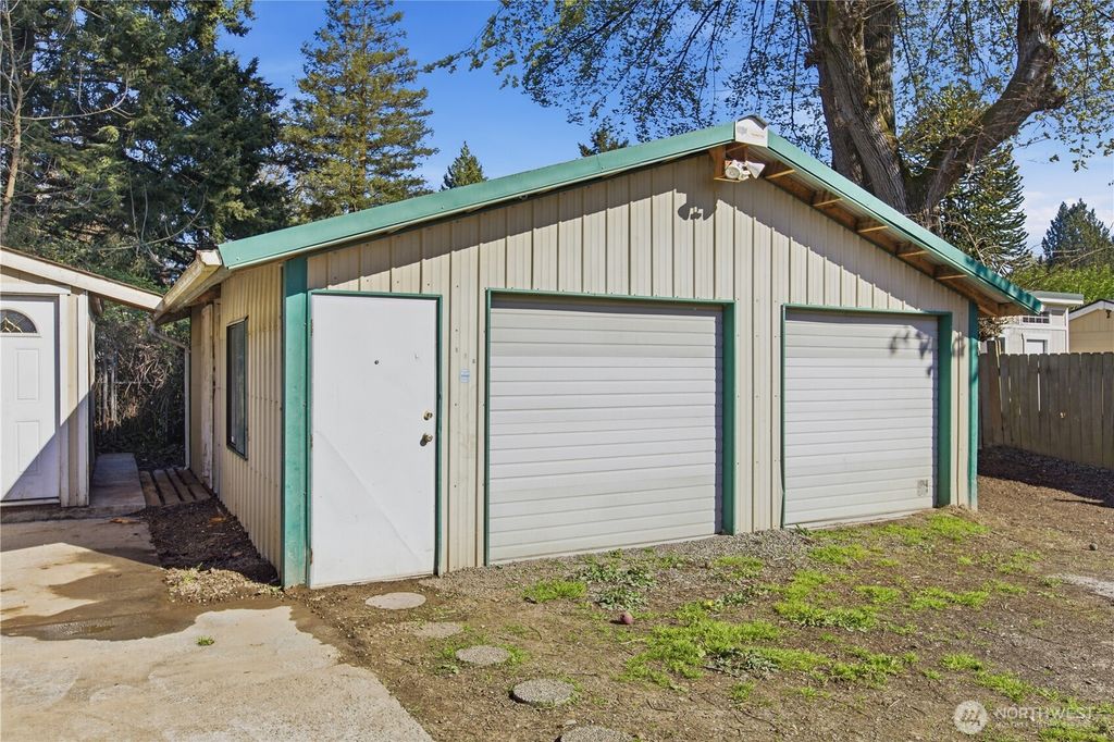 Photo of 516 6th Ave Ave S, Kent, WA 98032 (MLS # 2505573)