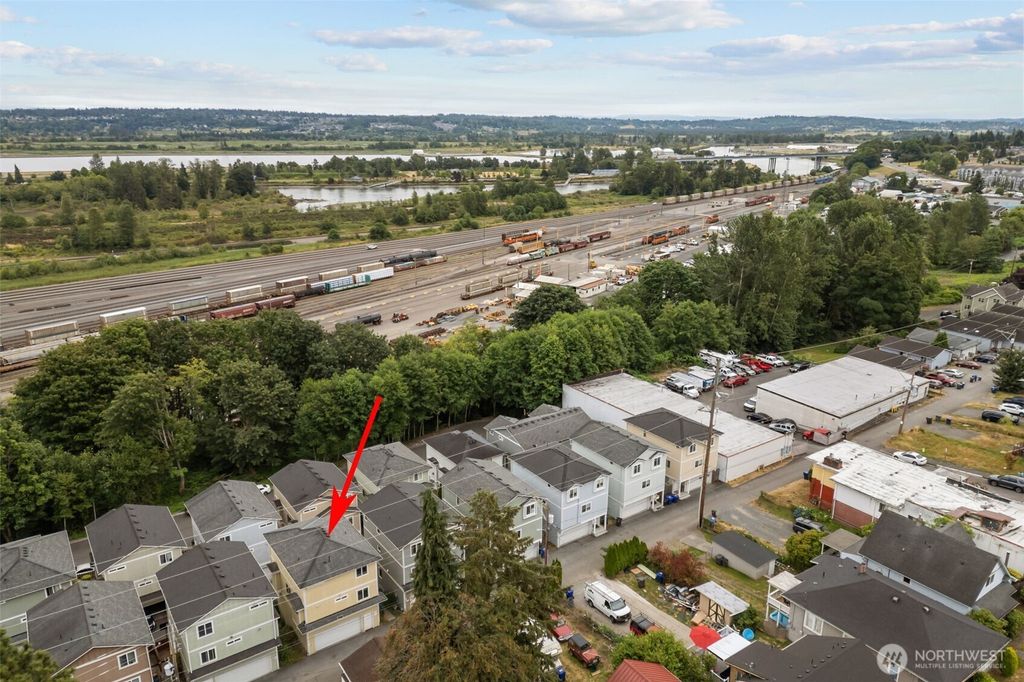 Photo of 1118 Chestnut Court #18, Everett, WA 98201 (MLS # 2364270)