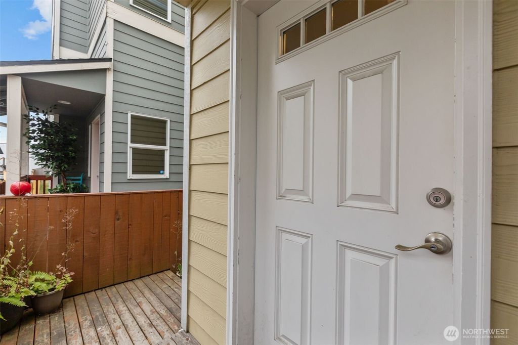 Photo of 1118 Chestnut Court #18, Everett, WA 98201 (MLS # 2364270)