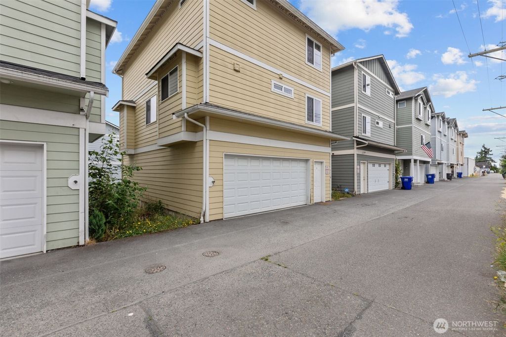 Photo of 1118 Chestnut Court #18, Everett, WA 98201 (MLS # 2364270)