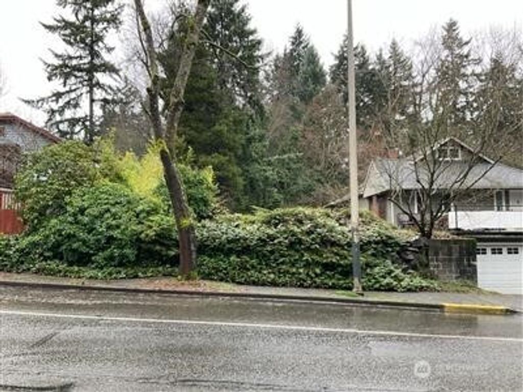 Photo of 11744 35th Avenue NE, Seattle, WA 98125 (MLS # 2506171)